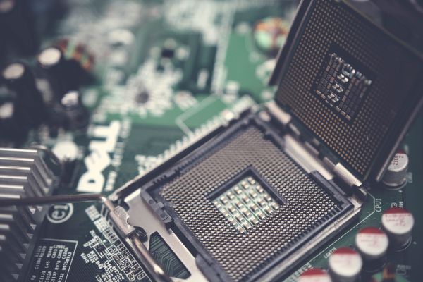 Amd vs intel : quel processeur domine en performance et prix ?